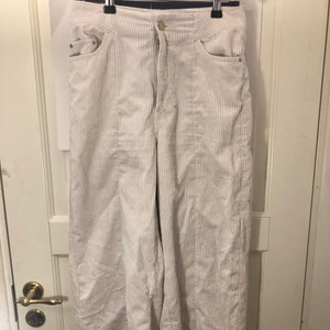 Vita lågmidjade byxor  - Fina vita byxor 