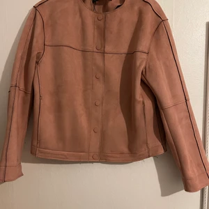 Zara i fake mocka - En jättefin Zara jacka i mocka. Aldrig använt. I storlek XS