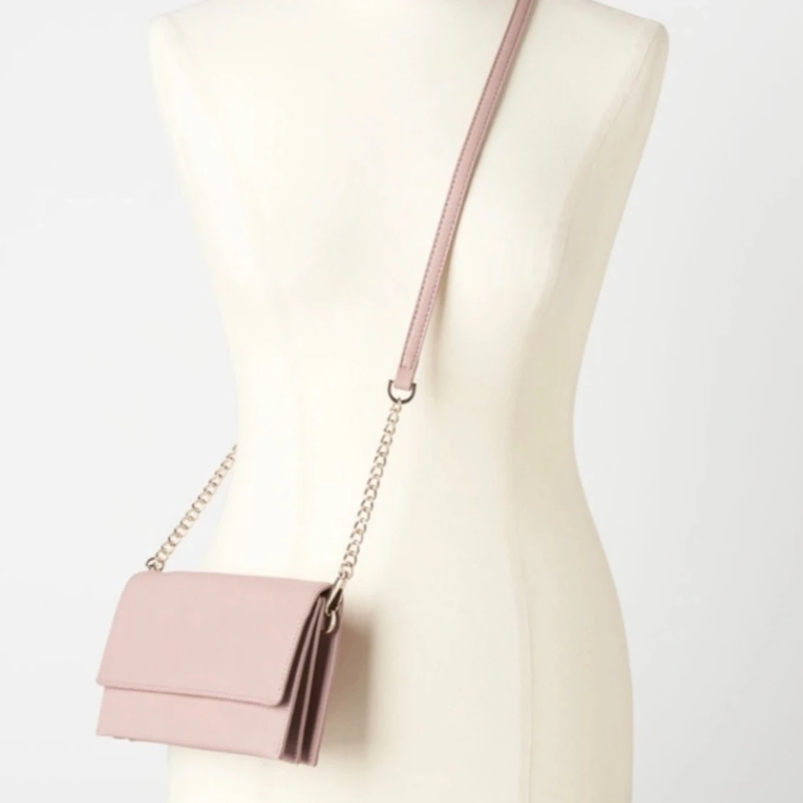 Ljusrosa axelremsväska med guld detaljer!