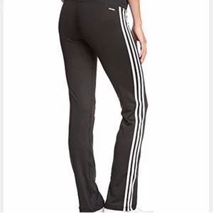 Adidas utsvängda  - Säljer dessa sköna och fina utsvängda byxor från adidas, väldigt populära just nu. Storlek Xs men kan även passa en storlek S, hör av er vid intresse. Både möts och fraktas.