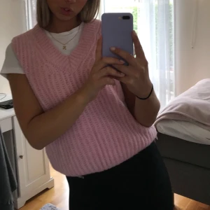 Stickad vöst - Fin rosa stickad väst, köpte i höstas använde 2 gånger sen blev den hängandes i garderoben för jag själv inte tycker jag passar i västar men generellt är den svin snygg!köpte för 359kr. Eftersom fler är intresserade av västen så kan det bli budgivning!