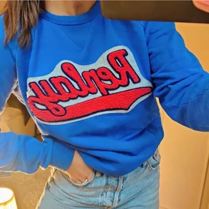 Replay tröja m tryck - Super snygg blå tröja ifrån Replay! Köpt för 900kr!💗 HÖRSTA BUDET PÅ 290!