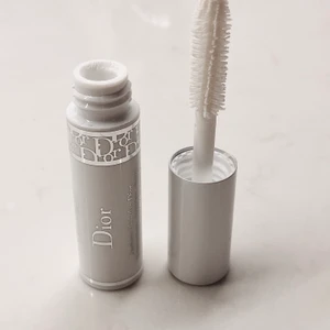 Dior Maximizer Mascara Primer, Travel size  - Dior Maximizer Mascara Primer, Travel size  Skick: Använd fåtal gånger Nypris: 200 kr  Pris: 50 kr