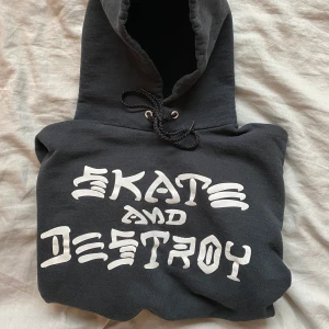 Skate and destroy hoodie  - Snygg Hoodie med trycket Skate and Destroy. Köpt second hand så vet inte om äkta eller inte. Materialet tjockt och fint skick, elasticiteten i muddarna är något uttänjd.     Skickas spårbart för 66kr🦋 Tveka inte på att höra av dig vid fler frågor!🦋