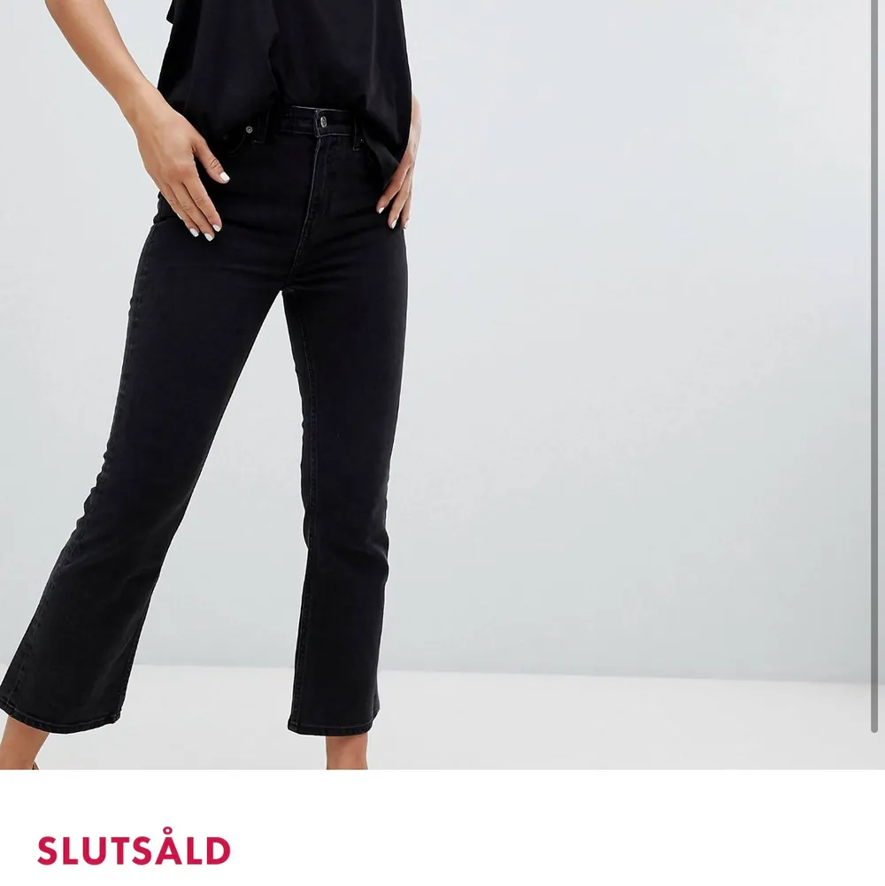 Urtvättade Kick-jeans från weekday! Beskrivs på ASOS som ”korta jeans med hög midja”. Säljer pga att dom är för korta för mig😭❤️ Jag är 174 cm🥰. Jeans & Byxor.