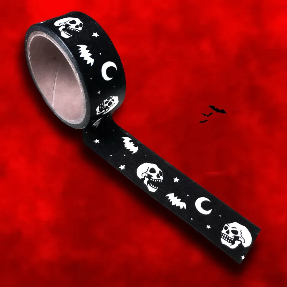𝑪𝑶𝒁 𝑺𝑶𝑴𝑬 𝑻𝑯𝑰𝑵𝑮𝑺 𝑱𝑼𝑺𝑻 𝑺𝑻𝑰𝑪𝑲! #𝑫𝑼𝑯 🔥✋🏻 Ghoul School Craft Tape - superläcker svart vinyltejp från KILLSTAR med supergulligt motiv av dödskallar, fladdermöss och månar!🦇💀🌙Perfekt för din kusliga dagbok eller som ett extra lyft till din creative hellish side 🙌🏻✨ Aldrig använd och fortfarande inplastad!! Fri frakt! 💌. Accessoarer.
