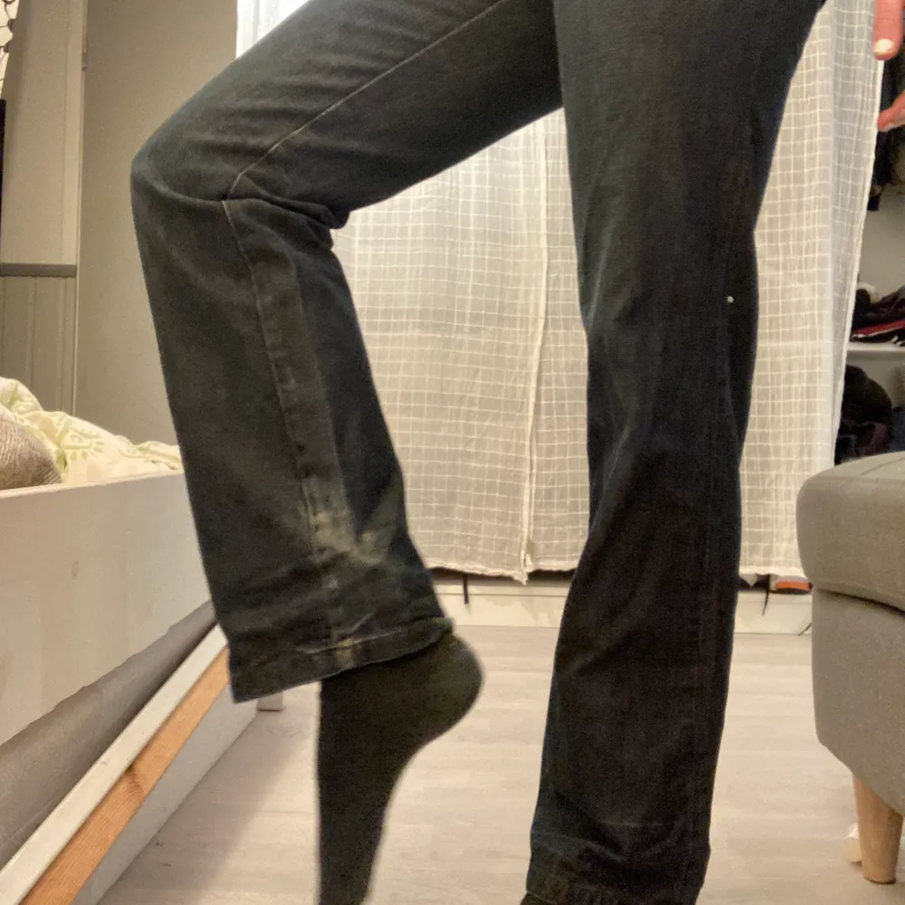 Snygga jeans som sitter perfa på mig som brukar ha 28/33 i storlek(172 cm lång). Säljer helt enkelt då jag har för många byxor. Har några ljusare fläckar som syns på bilderna men det ser bara najs ut. Rak till en smula vid passform och snygga kvadratiska fickor!  😊. Jeans & Byxor.