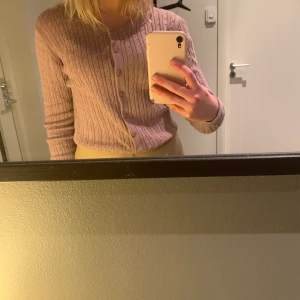 Lila kofta💁🏼‍♀️ - Jättefin lila kofta, kan användas som både tröja och kofta⚡️🥰 Köpte den på vintage för 60kr och säljer den för 30kr+frakt😁💕💕