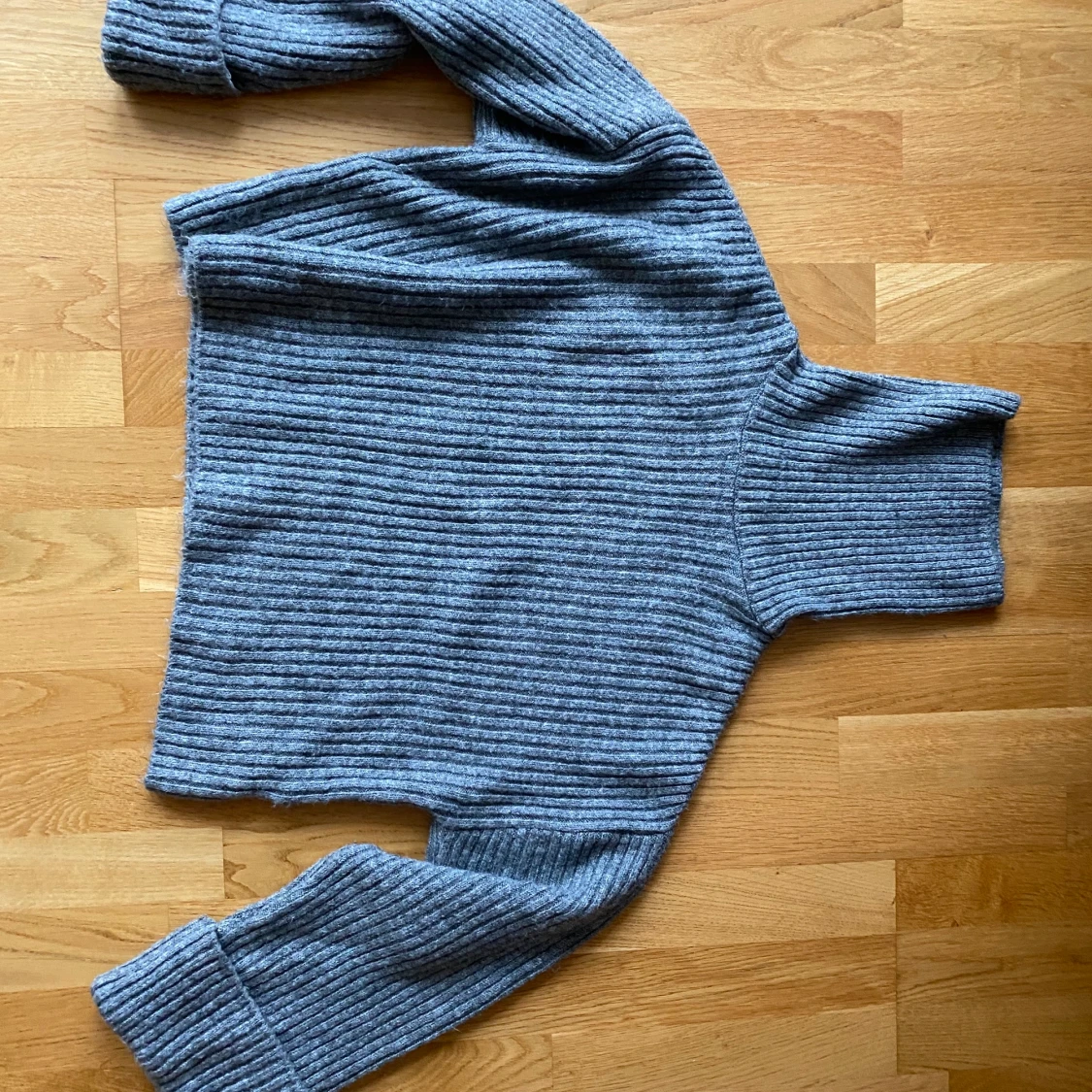 Superskön grå stickad polo