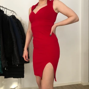 Röd klänning  - Väldigt skönt material, en slits på benet & formar sig efter kroppen. Använd 2 gånger. Säljes pga flytt. Frakt tillkommer 🚚 