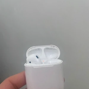 Air pods - Säljer mitt airpod case med vänster i. Fungerar perfekt och utan problem, tappad ehöger drf säljer jag.