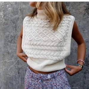 Beige stickad väst  - Super fin stickad väst ifrån Gina Tricot. Perfekt nu när det börjar bli lite varmare! Köpt för 400kr knappt använd💗 HÖGSTA BUD LIGGER PÅ 260, BUDGIVNIBGEN AVSLUTAS IKVÄLL!