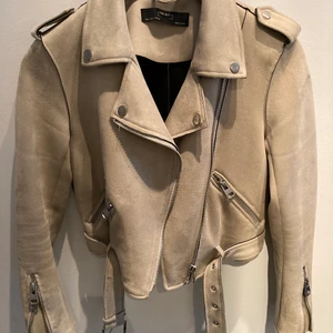 Jacka från Zara, stl.s - Jacka i mockaimitation. Stl.s. Fint skick. 