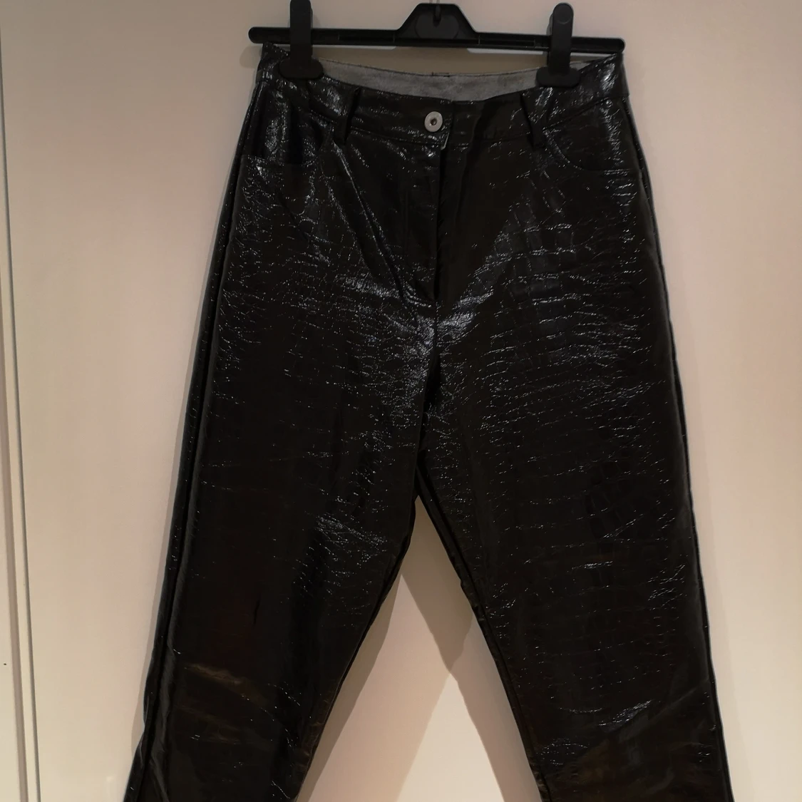 Byxa i läderimitation (ormskinnsmönster)  - 90