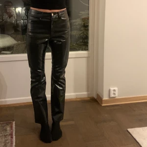 Weekday ”Ralph Coated Trousers” Black - Helt oanvända svartlackade byxor från weekday i storlek 38 (skulle säga att de är något mer åt en 36a). Nypris - 550kr. Säljer då jag är 180 lång och de därav blev något korta på mig (se på bilderna). Säljer även tillhörande skjorta, snyggt som set. 🖤