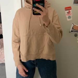 Hoodie L - Beige hoodie från HM i storlek L men skulle säga att den krympt genom åren så skulle mer säga att den passar S. Slitsar på sidorna.