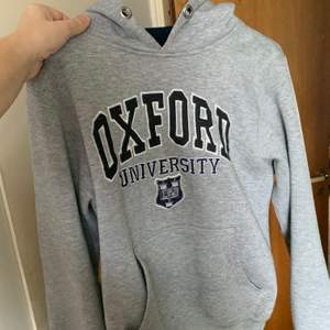 Fin hoodie med Oxford university broderi, hyfsat bra skick, storlek M men passar nog XS/S bättre, beroende på önskad passform. Frakt tillkommer! Budgivning från 100 kr i kommentarerna