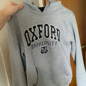 Oxford hoodie - Fin hoodie med Oxford university broderi, hyfsat bra skick, storlek M men passar nog XS/S bättre, beroende på önskad passform. Frakt tillkommer! Budgivning från 100 kr i kommentarerna