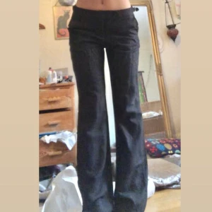 Kostymbyxor - Jättefina bootcut kostymbyxor som tyvärr inte kommit till användning!! Jättefint tyg och dom sitter väldigt snyggt 💕    Storlek S men borde passa XS ocksåå!