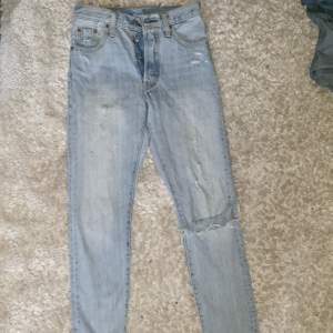Säljer mina favorit jeans då de blivir alldeles för små, de är från Levis, modellen 105 ljusblå med slitning, säljs inte längre vad jag vet. W:23 L:30