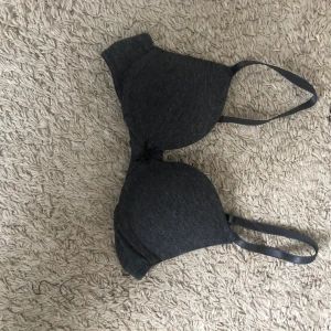 Bh fårn cubus - Grå bh fårn cubus med en rosett✨ Supersöt och man kan ha den under allt typ💛 Aldrig använd och köpte för bara någon månad sedan✨ Köparen betalar frakt✨