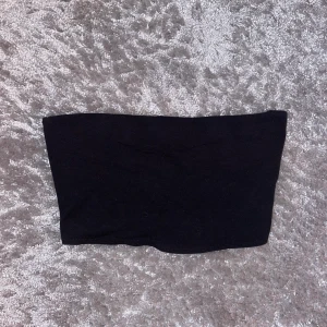 Tub topp - Använd fåtal gånger. En svart & en vit. En för 20, båda för 25. Skriv om ni har några frågor✨🥳 