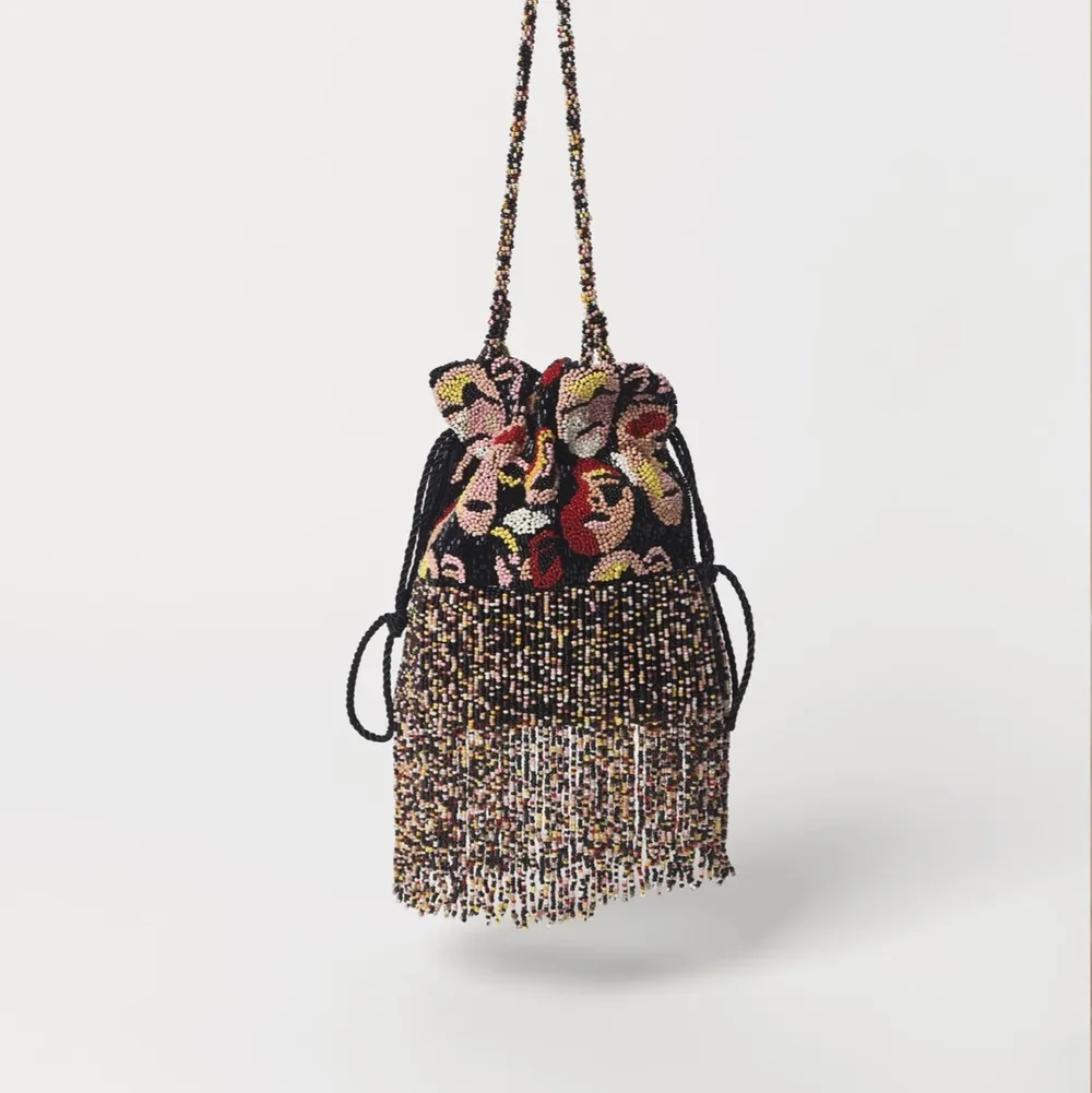 En superfin helt ny beck söndergaard väska som har ett jättefint unikt mönster. . Väskor.