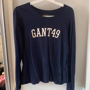 Mörkblå långärmad tröja från Gant. Storlek S