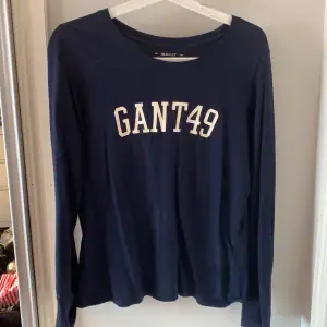 Mörkblå långärmad tröja från Gant. Storlek S