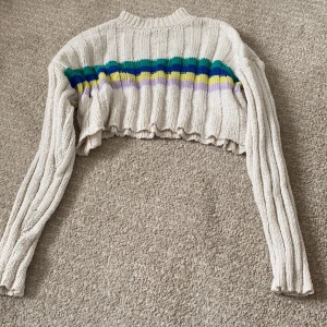 Forever 21 stickad tröja  - Stickad tröja från forever 21. Ganska kort och magen kan synas. Bra kondition, har används ca 2-3 gånger ❤️