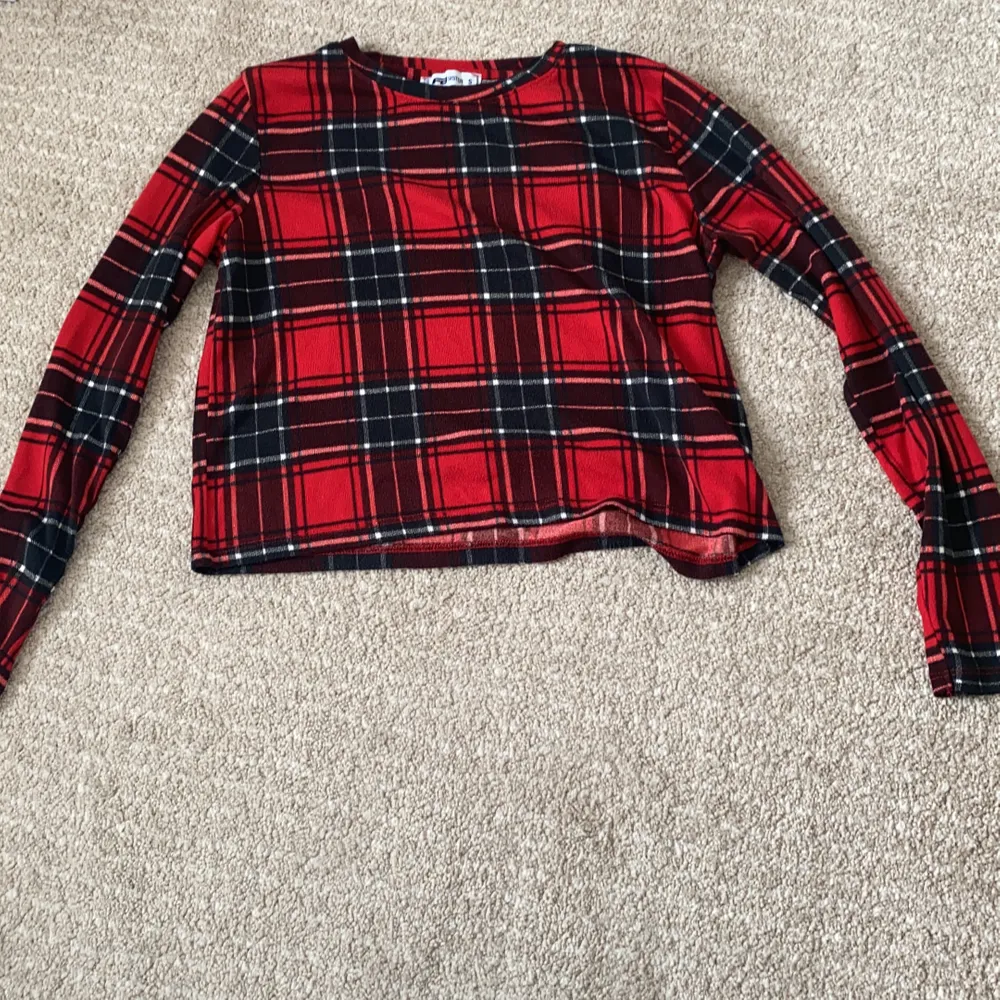 Snygg rutad röd FB sisters tröja. Bra kondition, har inte använt den mycket. Kan användas i både sommar och vinter ❤️. Blusar.