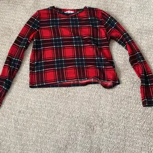 Snygg rutad röd FB sisters tröja. Bra kondition, har inte använt den mycket. Kan användas i både sommar och vinter ❤️