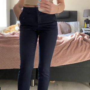 Kostymbyxor  - Marinblåa kostymbyxor💘 aldrig använda får av säljer jag dem💘 