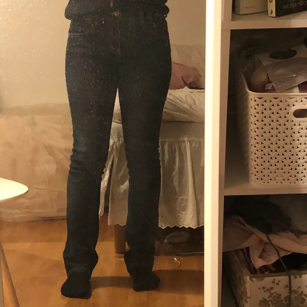 Lågmidjade mörkblå jeans som sitter lösare vid anklarna. Sitter riktigt fint, unika fickor och har synliga guldiga sömmar. Passar mig perfekt som är 165 cm. Jeans & Byxor.