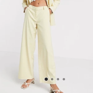 Rutiga kostymbyxor - Gula rutiga kostymbyxor! Fin passform. Lågmidjade. Aldrig använda utanför huset. Nypris: 899 kr. Frakt: 63 kr.