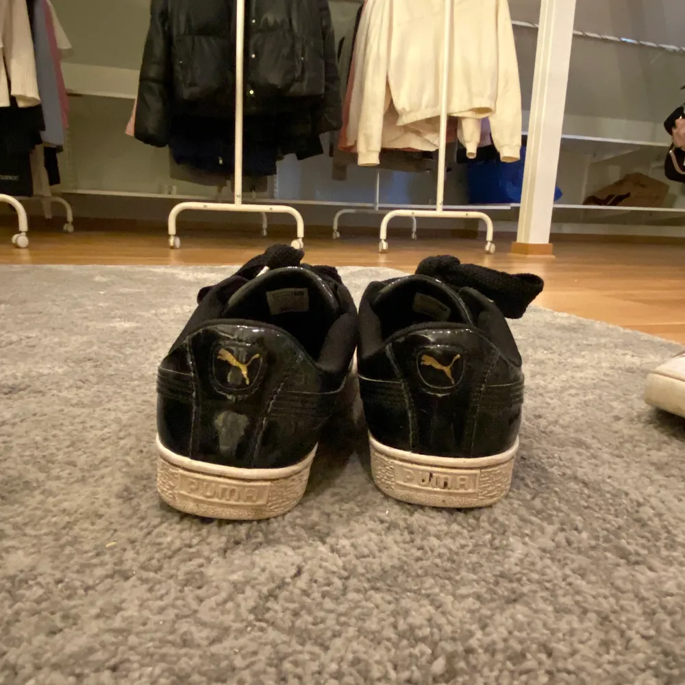 Puma skor som skiner i materialet. Har ej använt så mycket så fina i skicket. Nypriset var 999 så lägger ut för 300☺️. Skor.