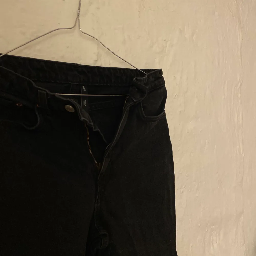 Helt oanvända Weekday jeans i modellen Rowe🌷🌷. Jeans & Byxor.