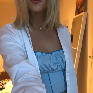 Blått linne - Gulligt blått linne köpt second hand. Färgen visar sig bäst på första bilden. Storlek small men är mer som en medium, skriv för fler bilder 😇