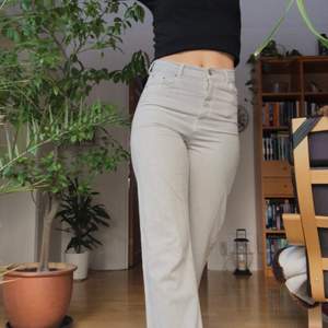 Zara jeans i toppskick 💓 Slutsålda på hemsidan. Innerbenslängd: 87cm