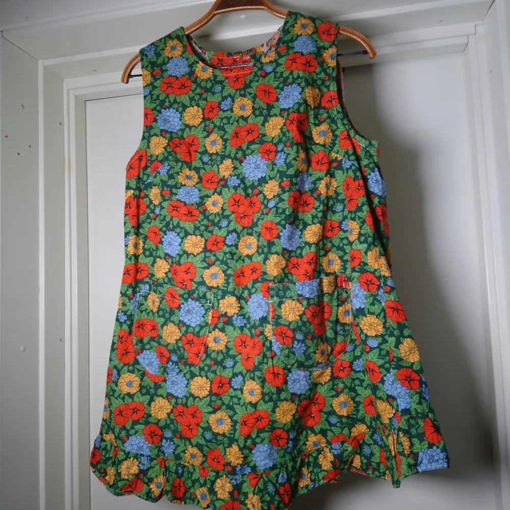 Ett gammalt vintageförkläde med finaste blommönstret. Perfekt att ha ovanpå tröja etc🌻. Klänningar.