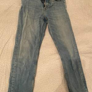 Ett par ljus blåa jeans ifrån tiger of sweden i storleken 26/32 ,med 32 menar man längden och 26 storleken. använda få tal gånger och i bra skick. Säljer dem då de tyvärr inte passar längre😊