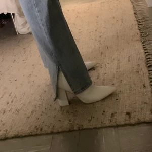 "Nelly" Klackskor i Strl 40 - Vita Klackskor i storlek 40, super bra skick. Ska föreställa orm skinn. 