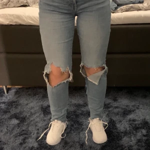 Mom jeans  - Högmidjade mom jeans från HM, stora hål i knäna, höga i midjan! 