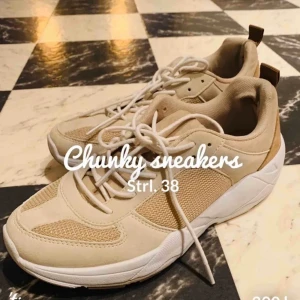 Beiga chunky sneakers - Strl 38,5  - Beige snygg sko - Super skön - Super nätt - Super snygg  Använd 1 gång till tvättstugan   Nypris: 399kr  Säljes pga. För mkt skor 