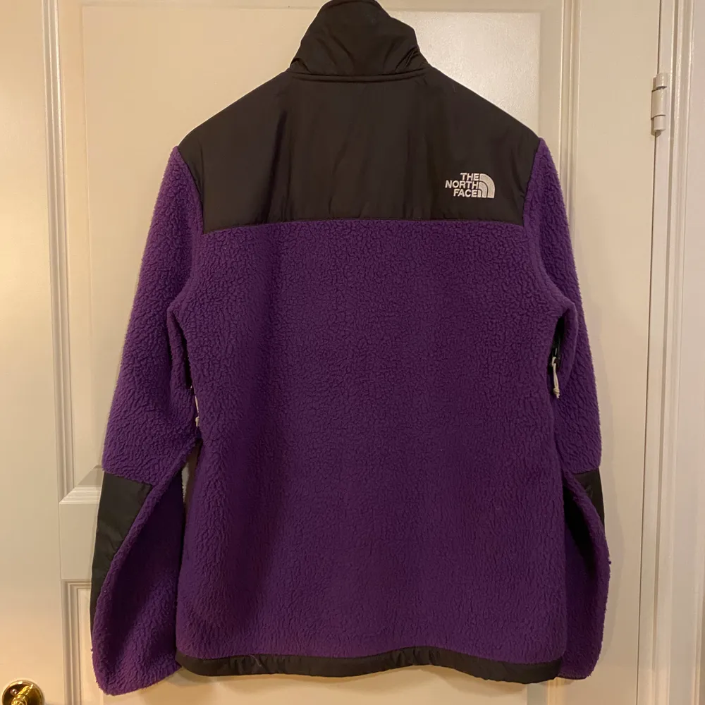 Lila North Face fleece. I princip aldrig använd så den är i perfekt skick. Nypris 1400 kr. Storlek S herr men passar M Dam. Köparen står för frakt vilket är 90 kr. . Tröjor & Koftor.