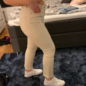 Jeans  - Beiga Jeans som är lite vidare nedtill! Fin passform och väldigt stretch och töjbara! 