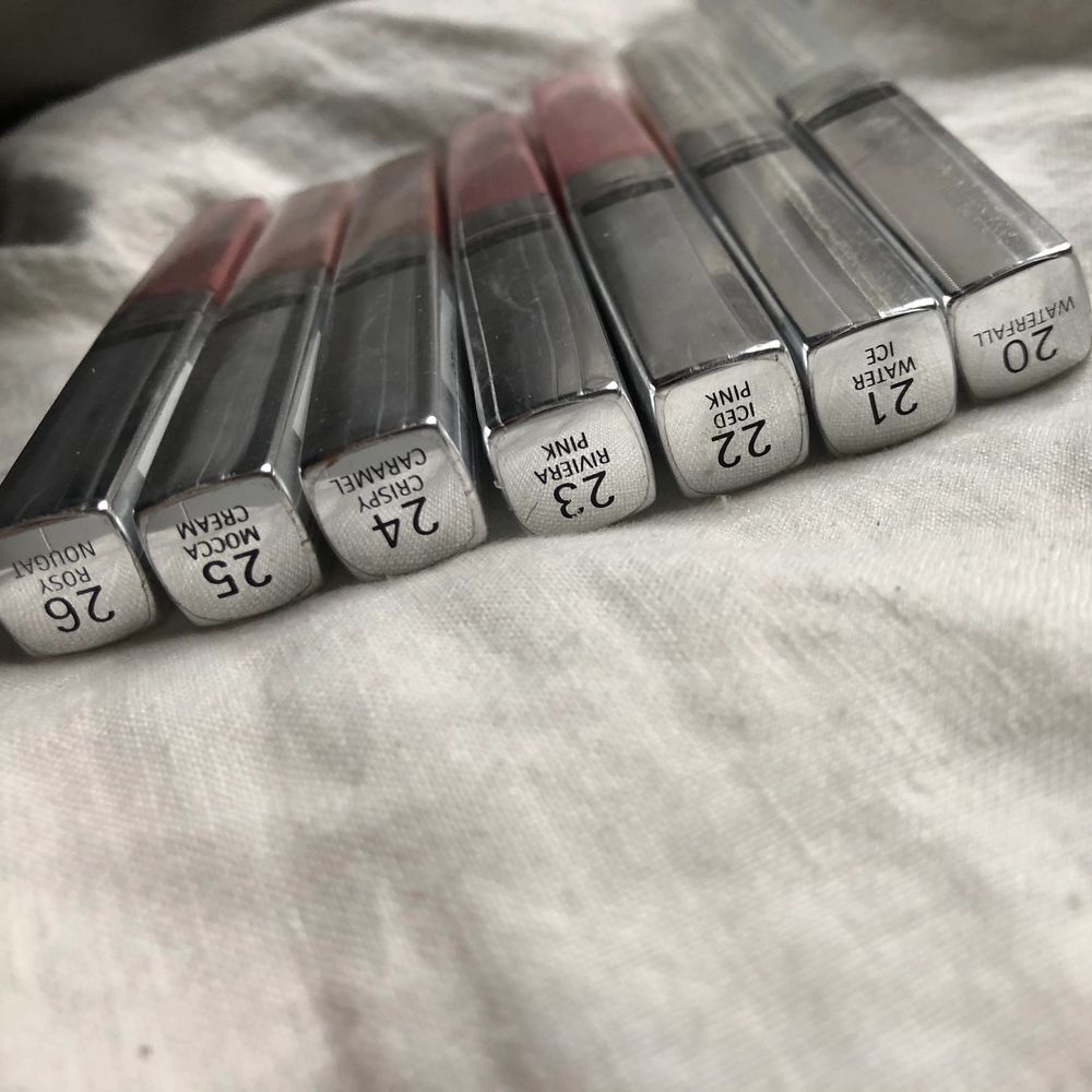 Helt nya, oöppnade läppglans från isadora! I serien Mega wet gloss. 1 för 40, 2 för 70, 3 för 100 osv! Har massa annat oöppnat smink i mina andra annonser, så ta gärna en titt på min sida! Det är bara att skicka iväg ett meddelande vid intresse/frågor❣️❣️ finns ej kvar: 22, 24, 25. Övrigt.