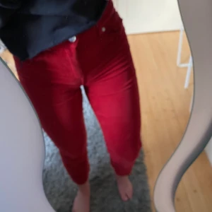 Röda Manchester-byxor - Röda Manchester-byxor köpta på second-hand, i fint skick!