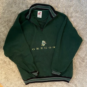 Vintage quater zip - Intresse koll: på min vintage gröna collage quater zip som är köpt av en privat person i usa. Storlek L det är fritt att lägga ett bud i kommentarerna 