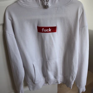 Vit hoodie 🤍 - Mysig vit hoodie med röd text, i fint skick och inte använd så mycket alls. Gratis frakt 🤍